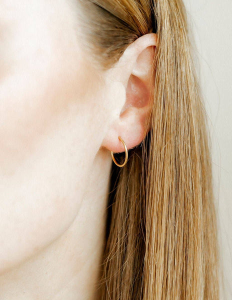 Ava Huggie Infinity Hoop Earrings / Gold 12mm