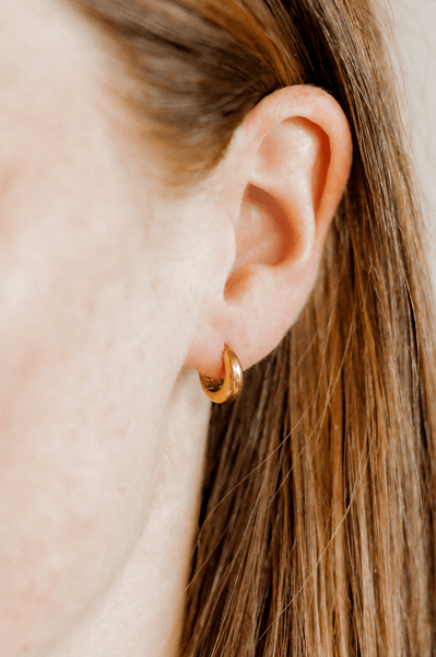 Sunday Hoop Huggie Earrings / Gold 8mm