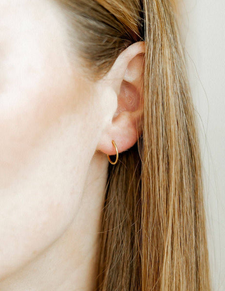 Ava Huggie Infinity Hoop Earrings / Gold 8mm