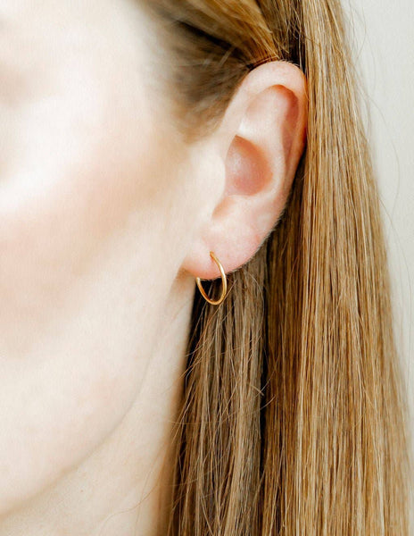 Ava Huggie Infinity Hoop Earrings / Gold 10mm
