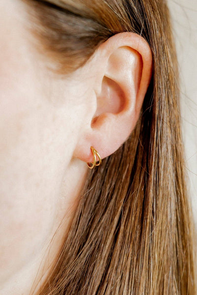 Nylah Huggie Earrings / Gold 8mm