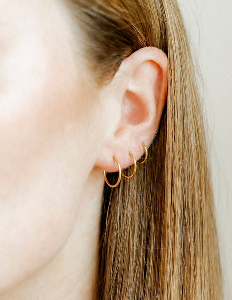 Ava Huggie Infinity Hoop Earrings / Gold 10mm