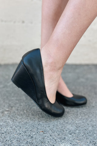 Chinese Laundry Nima Smooth Wedge *final sale*